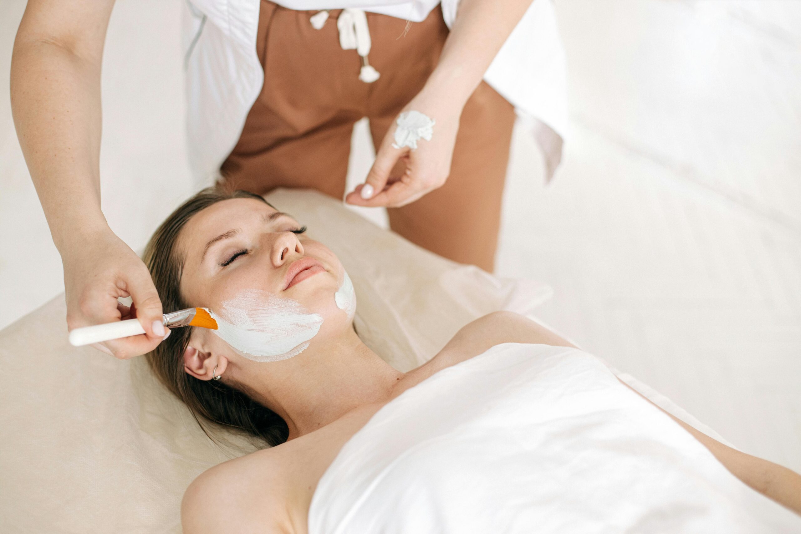 BIOREVITALIZACIJA – ZAŠTO SVI PRIČAJU O NJOJ, A RETKO KO ZAISTA RAZUME ŠTA RADI KOŽI?